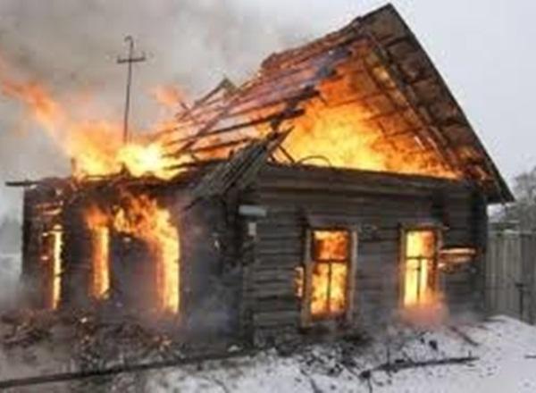 В Мартыновском районе вспыхнул частный жилой дом