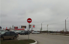 Неправильно установленный знак на парковке ТРЦ в Волгодонске вводит в заблуждение водителей на радость сотрудникам ДПС