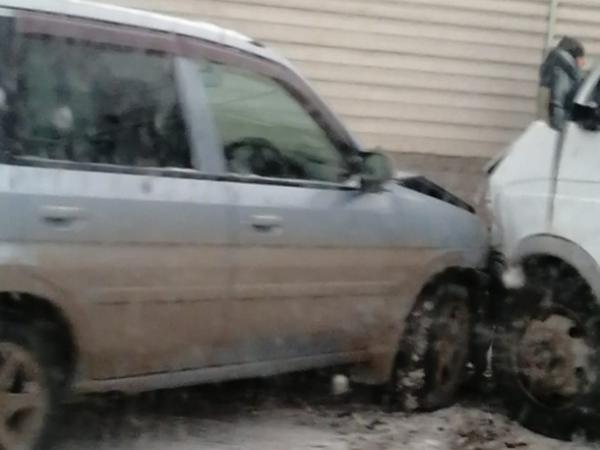 Легковой автомобиль столкнулся с пассажирской маршруткой в Волгодонске