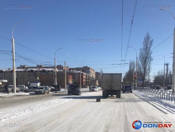 Люксовая иномарка столкнулась с грузовиком в Волгодонске