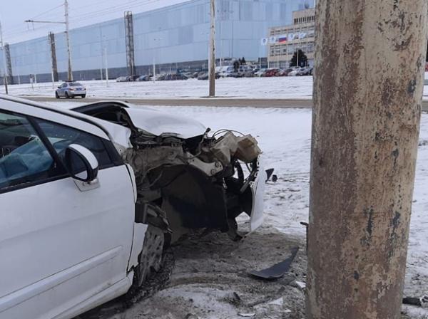 Девушка за рулем иномарки врезалась в столб в новой части города Волгодонска