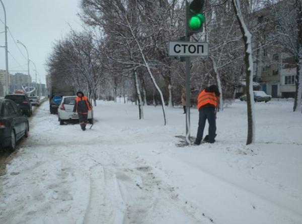 В администрации рассказали сколько людей и техники вышли с утра на борьбу со снегом в Волгодонске