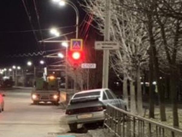 Водитель ВАЗ-2112 с признаками опьянения снес забор на проспекте Курчатова в Волгодонске