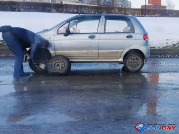 Десятки автомобилей потеряли свои колеса, влетев в яму в новой части Волгодонска