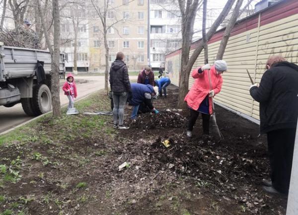 Жители Волгодонска привели в порядок территорию возле интерната №14