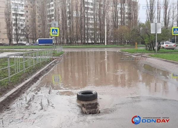 Открытую ливневку на улице Смолякова закрыли решеткой после публикации в DONDAY Волгодонск