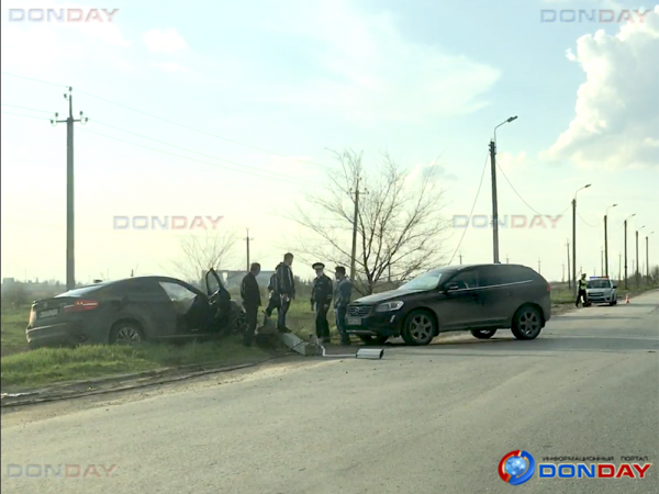 BMW и VOLVO снесли опору ЛЭП протаранив друг друга в Волгодонске