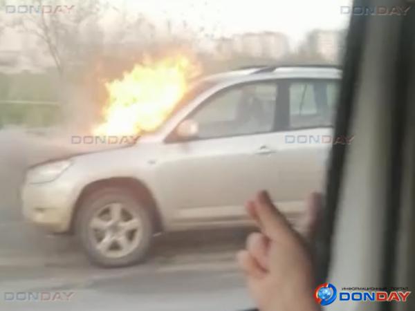 «Тойота» сгорела на проспекте Курчатова в Волгодонске: видео