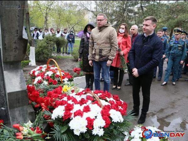 В Волгодонске прошло возложение цветов в память ликвидаторам катастрофы на Чернобыльской АЭС