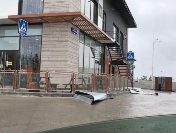 Обшивка «Макдональдса» слетела во время ураганного ветра в Волгодонске: видео
