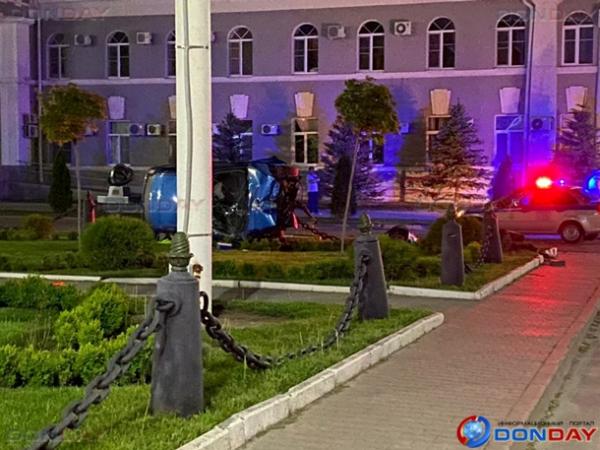 Водитель иномарки врезался в ограждение и перевернулся на газон у администрации Волгодонска