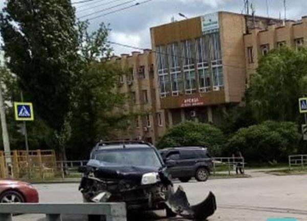 На одном из перекрестков Волгодонска столкнулись два «Ниссана»: одна из машин вылетела на газон