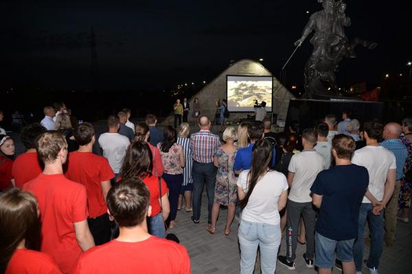 Вечером 22 июня у Кургана славы молодежь Волгодонска провела городскую акцию памяти