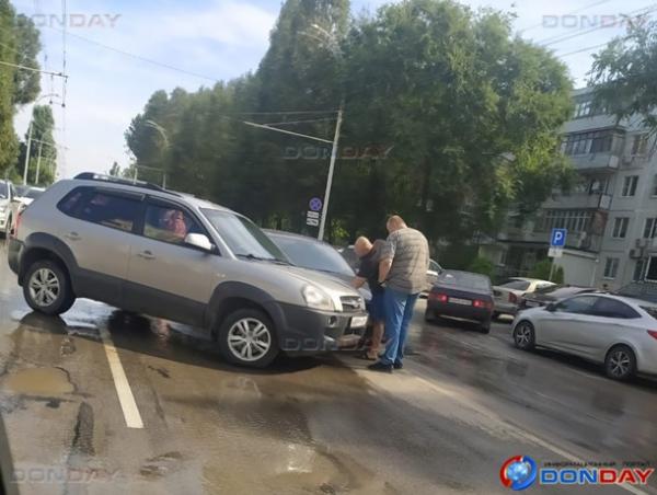 Две иномарки не поделили дорогу в центре новой части Волгодонска