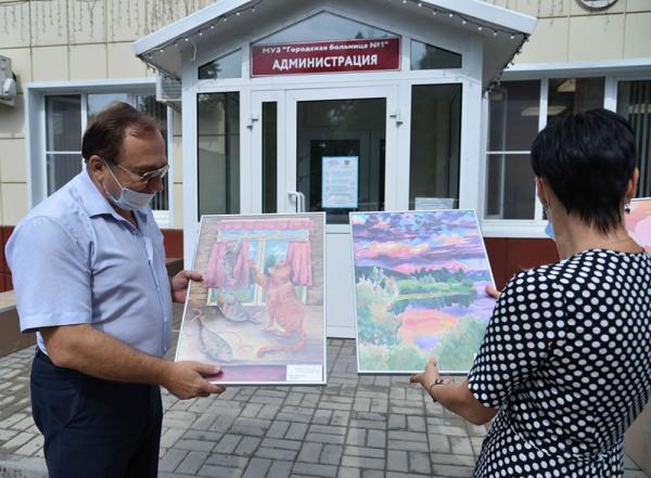 В медучреждения Волгодонска и сельских районов переданы более 200 работ юных художников