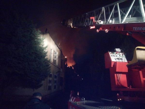Почти полсотни спасателей два часа тушили двухэтажный жилой дом в Волгодонске: видео
