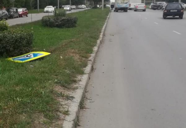 Газель снесла дорожный знак в Волгодонске