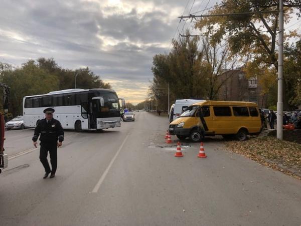 Восемь человек пострадали в результате ДТП с перевернувшейся маршруткой в Волгодонске: видео