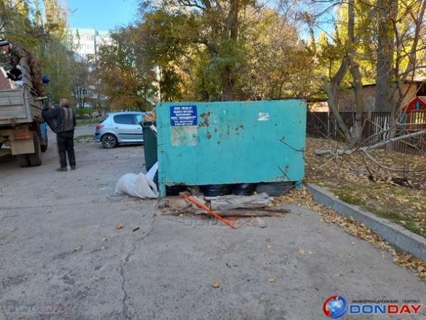 «Дети играют в мусоре»: в Волгодонске выброшенный возле контейнеров мусор, оказывается на территории детского сада