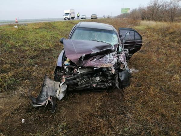 ВАЗ-2110 разорвало пополам в результате ДТП на трассе Волгодонск-Зимовники: видео