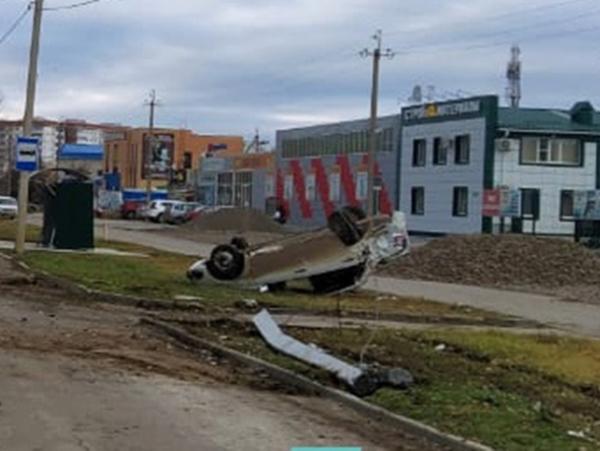 Пьяный водитель «Лада Гранта» снес опору и перевернулся на крышу в новой части Волгодонска