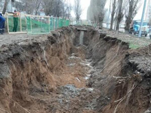 В Волгодонске завершили сложный ремонт канализационного трубопровода на улице Индустриальной