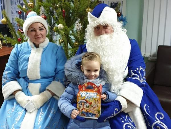 К маленьким жителям 13 микрорайона Волгодонска с поздравлениями пришли Дед Мороз и Снегурочка