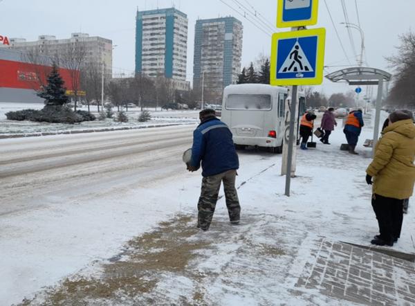 Снегопад в Волгодонске вывел на дороги 13 единиц коммунальной техники