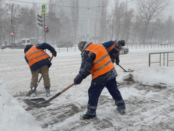 В Волгодонске круглосуточно идет уборка снега