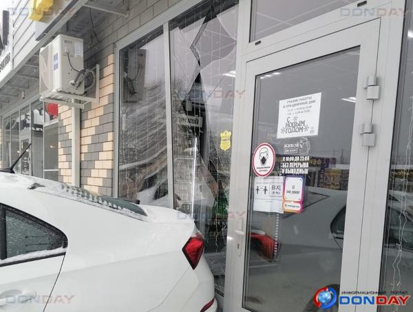 Иномарка врезалась в витрину одного из магазинов в новой части Волгодонска