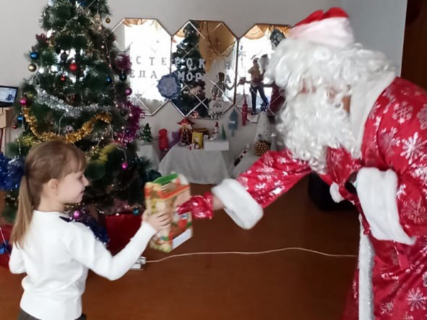 Маленькие жители Волгодонска получили более 800 подарков от депутатов КПРФ