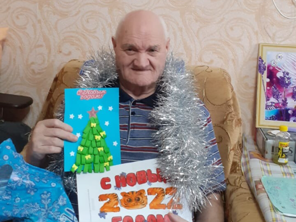 Одинокие пенсионеры Волгодонска получили подарки от жителей города и детей в канун Нового года: видео