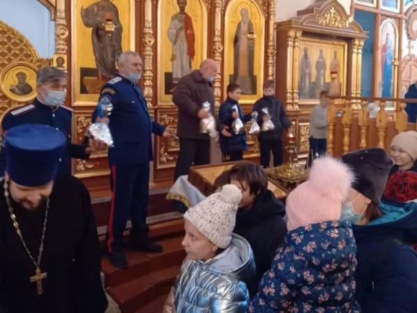 Маленькие прихожане самого большого сельского храма в Европе получили подарки от благотворительного Фонда из Волгодонска
