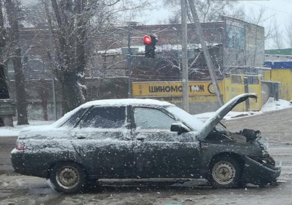 Автобус и легковушка столкнулись на регулируемом перекрестке в Волгодонске