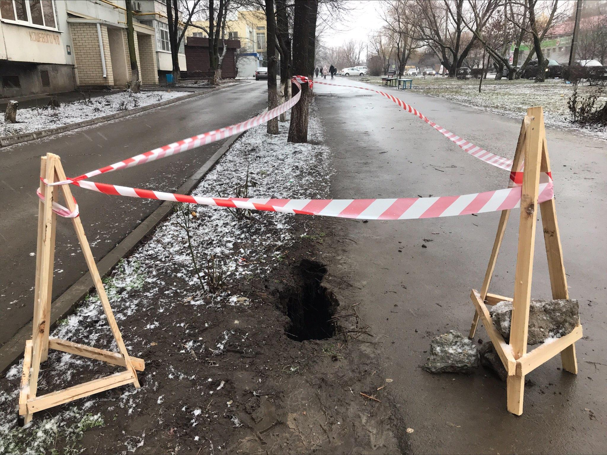 Это только начало аварии»: очередной коммунальный провал образовался в  Волгодонске возле многоквартирного дома: видео » Donday-Volgodonsk.ru -  новости Волгодонска. Происшествия, события, новости бизнеса, политики,  культуры и спорта.