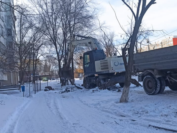 Водоканал Волгодонска приступил к устранению провала возле дома на улице Маршала Кошевого
