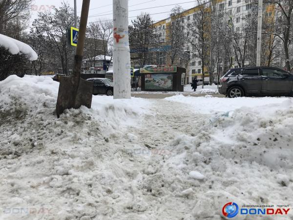 «А «карманы» чистить не надо?»: житель Волгодонска показал заваленные снегом второстепенные дороги: видео