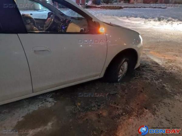 «Пришлось вытаскивать машину»: автомобилисты Волгодонска продолжают застревать в снежных ямах на дорогах новой части города