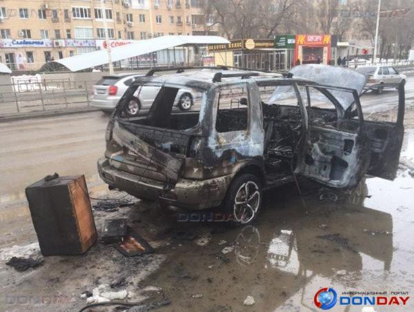 Появилось видео горящего недалеко от здания МВД в Волгодонске автомобиля
