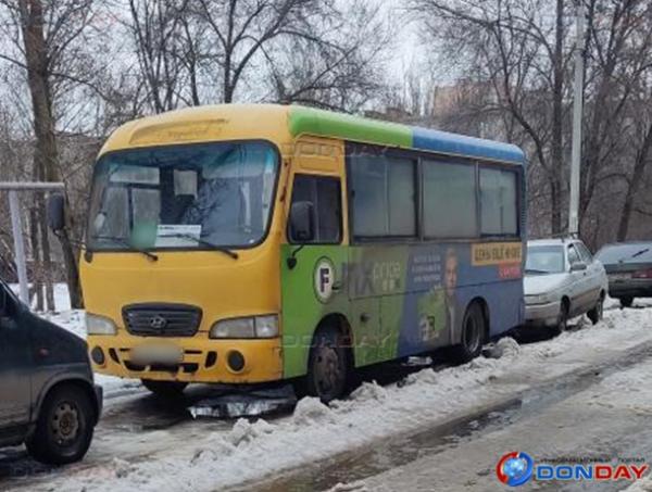 «Каждый раз разные автобусы»: волгодончанка возмутилась общественным транспортом, припаркованными во дворе старой части города