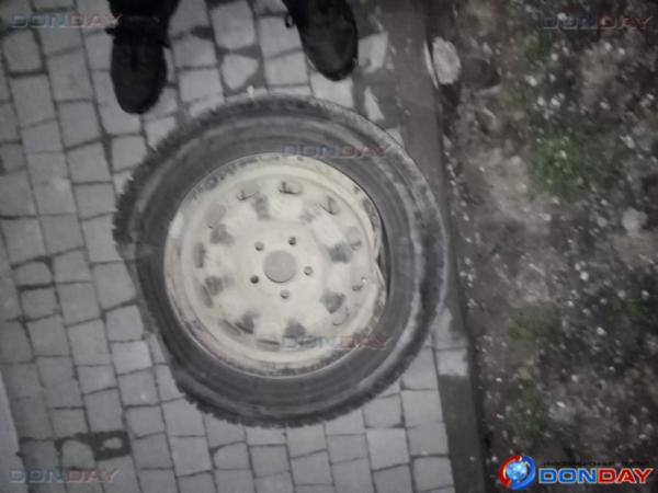 У иномарки оторвало колесо из-за глубокой ямы в новой части Волгодонска