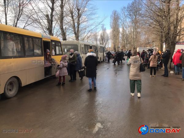 В Волгодонск прибыли первые беженцы из Донбасса: куда их заселили, и какие условия созданы