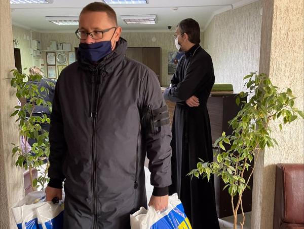 Активисты ЛДПР Волгодонска передали эвакуированным из ЛНР и ДНР детям рюкзаки и канцелярские товары