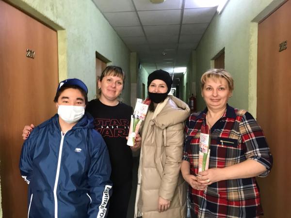 Волонтеры «Единой России» поздравили волгодончанок с 8 Марта