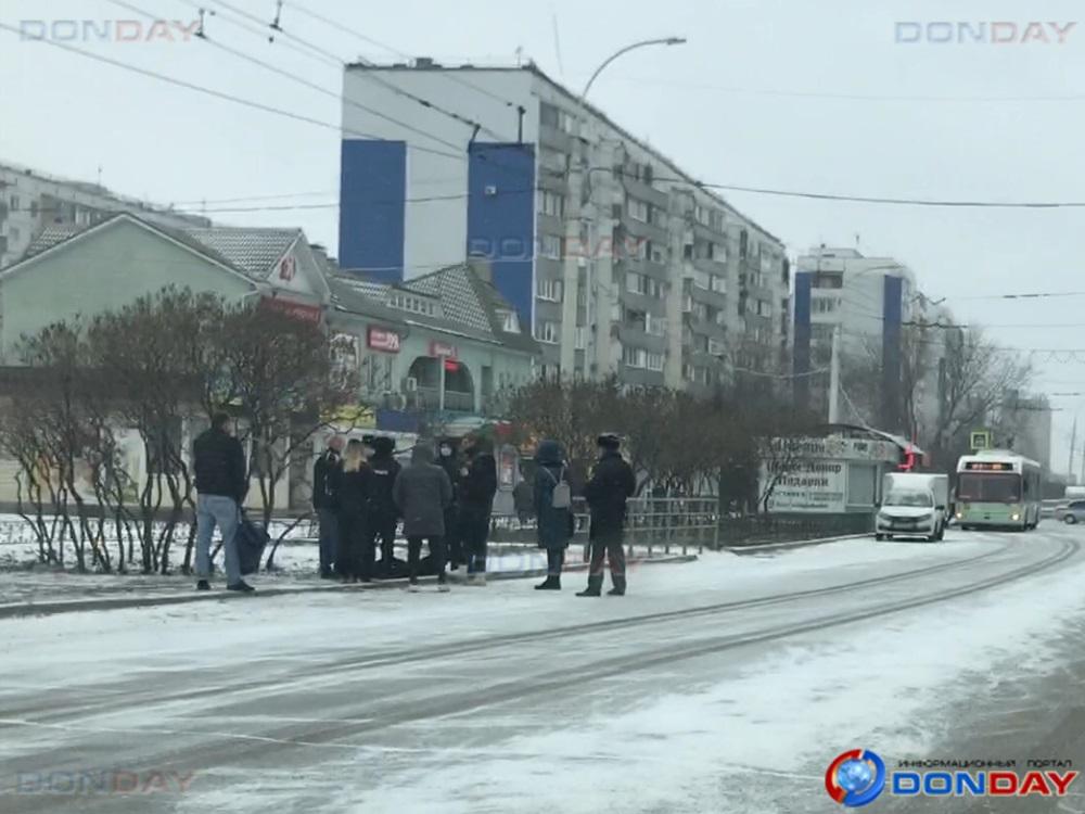 Около 1 тыс. Четыре пацана на улице. Заводская улица Волгодонск.