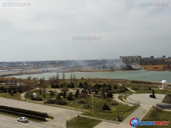 В нескольких районах Волгодонска проводится контролируемый выжег сухой растительности