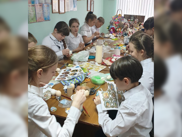 В приемной депутата Геннадия Кудрявцева прошел мастер-класс для детей по изготовлению пасхальных игрушек