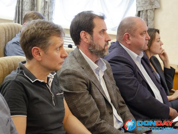 Депутаты Волгодонска приняли изменения в бюджет: сокращения не коснулись только текущего ремонта дорог