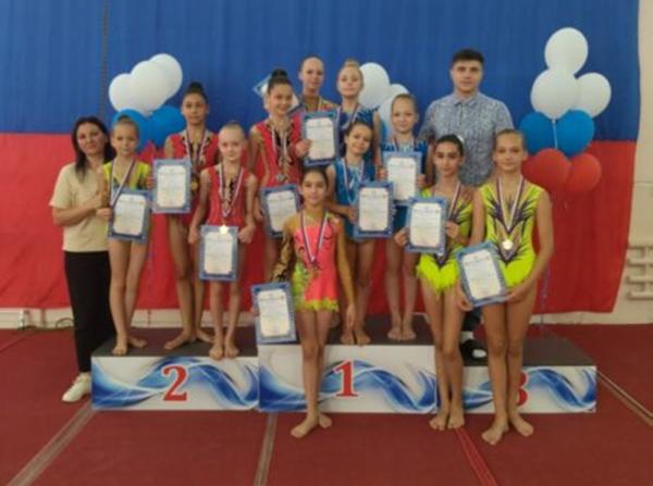 Шесть призовых мест завоевали акробаты из Волгодонска на областных соревнованиях