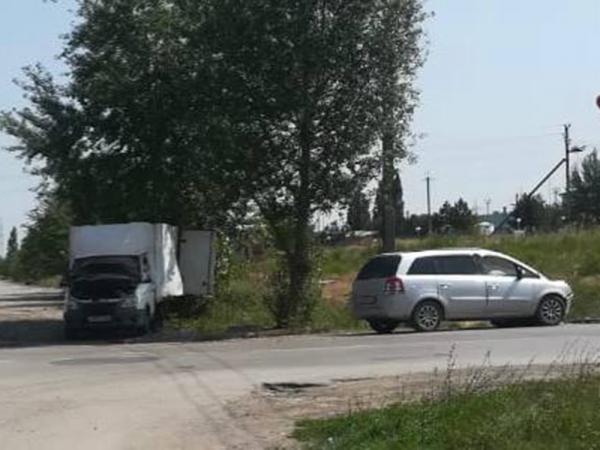 74-летний водитель ГАЗели не уступил дорогу «Опелю» в Волгодонске и врезался в дерево